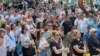 Arhiva - Okupljeni Srbi na protestu na kom je pročitana Vidovdanska deklaracija Srba sa Kosova, u Severnoj Mitrovici, 27. juna 2023. (Foto: Glas Amerike/Budimir Ničić)