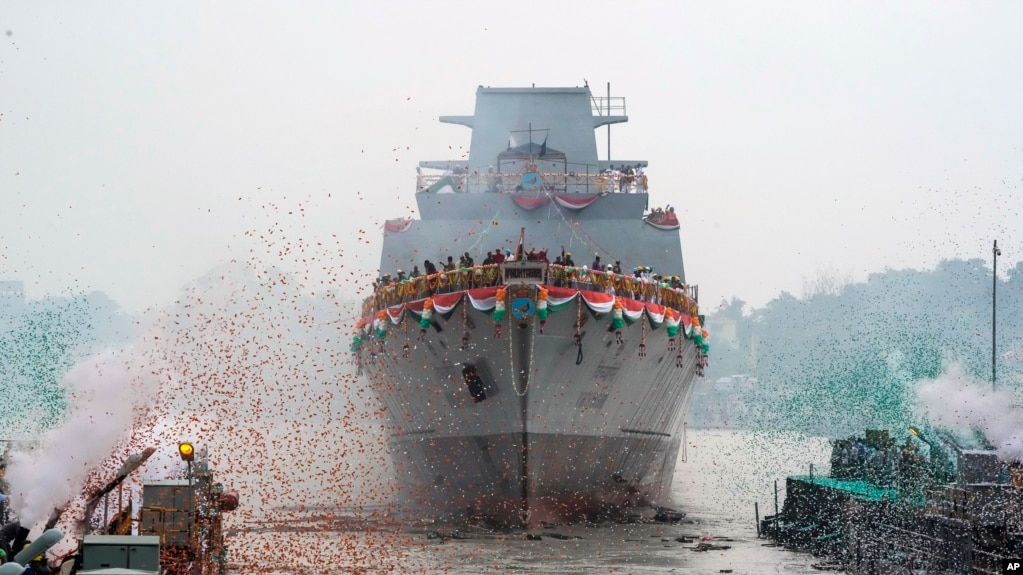 资料照：印度海军新军舰 INS Vindhyagiri驶入胡格利河。（2023年8月17日）(photo:VOA)