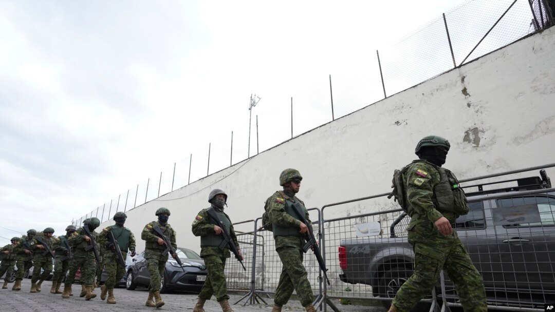 Sejumlah anggota kepolisian dan tentara bersiap memasuki penjara El Inca di Quito, Ekuador, untuk meredakan kerusuhan yang terjadi di dalamnya pada 8 Januari 2024. (Foto: AP/Dolores Ochoa)