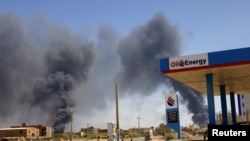 Asap mengepul di atas gedung-gedung setelah serangan udara, saat berlangsungnya bentrokan antara Pasukan Dukungan Cepat paramiliter dan tentara di Khartoum Utara, Sudan, 1 Mei 2023. (REUTERS/Mohamed Nureldin Abdallah)