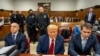 Mantan Presiden AS Donald Trump duduk di ruang sidang dengan tim kuasa hukumnya di Pengadilan Pidana Manhattan di New York pada 25 April 2024. (Foto: Mark Peterson/Pool via Reuters)