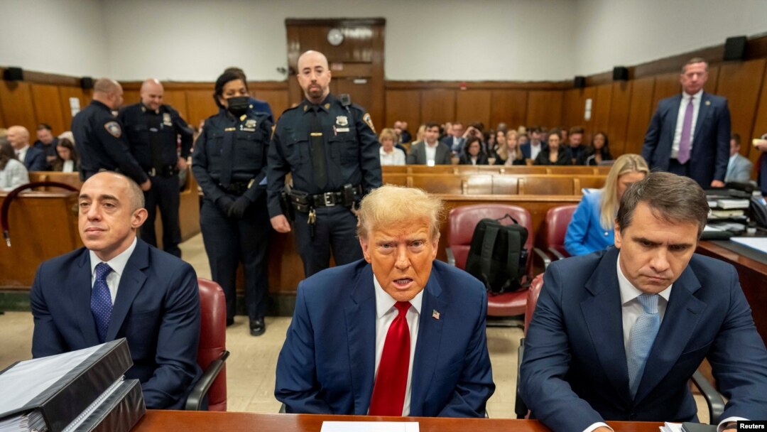 Mantan Presiden AS Donald Trump duduk di ruang sidang dengan tim kuasa hukumnya di Pengadilan Pidana Manhattan di New York pada 25 April 2024. (Foto: Mark Peterson/Pool via Reuters)