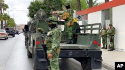 မက္ကဆီကိုနိုင်ငံ၊ Tamaulipas ပြည်နယ်ထဲက Matamoros မြို့မှာပြန်ပေးဆွဲခံရတဲ့ အမေရိကန်နိုင်ငံသားလေးဦးကို ရှာဖွေနေတဲ့ မက္ကဆီကိုစစ်သားများ။ (မတ်လ ၆၊ ၂၀၂၃)