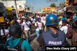 Foto Achiv: Jounalis Ayisyen patisipe nan yon manifestasyon kont zak britalite lapolis kont jounalis yo nan Potoprens, Ayiti, 28 Janvye, 2021.