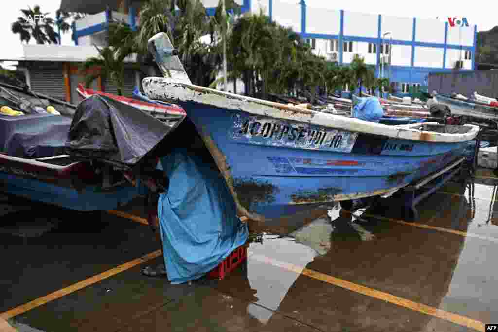 Embarcaciones de pesca artesanal permanecen fuera del océano luego de que las autoridades suprimieran las actividades pesqueras en la costa salvadoreña tras la alerta roja emitida por el Gobierno por la tormenta tropical Pilar, en el puerto de La Libertad, El Salvador.