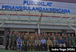 Peserta Academic Session Crocodile Response mengikuti kegiatan di Pusdiklat BNPB, Sentul, Jawa Barat, Rabu (10/5). (VOA/Indra Yoga)