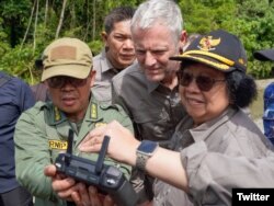 Menteri Lingkungan Hidup dan Kehutanan, Siti Nurbaya Bakar, didampingi Lord Zac Goldsmith (Senior Fellow di Bezos Earth Fund) mengamati pelepasliaran Harimau Sumatera ke habitatnya di Taman Nasional Gunung Leuser. (Twitter/SitiNurbayaLHK)