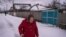 Una mujer camina sobre la nieve en Nova Kozacha, Ucrania, el 14 de febrero de 2023. Esta pequeña aldea fronteriza ha perdido más del 75 % de su población desde el comienzo de la guerra. Pocas personas han regresado, muchos temen que Rusia vuelva a atacar. [Foto: Yan Boechat, VOA]