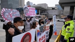 Aksi unjuk rasa menentang kunjungan Presiden Korea Selatan Yoon Suk Yeol ke Jepang, di depan kedutaan AS di Seoul, Korea Selatan, Kamis, 16 Maret 2023. (AP/Ahn Young-joon)