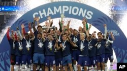 Los jugadores de Estados Unidos celebran después de derrotar a Canadá en un partido final de la Liga de Naciones de CONCACAF el domingo 18 de junio de 2023 en Las Vegas. (Foto AP/John Locher)