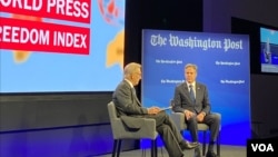 U.S. Secretary of State Antony Blinken, right, and Washington Post columnist David Ignatius speak at a Washington Post-sponsored Press Freedom Day event in Washington, May 3, 2023. (Liam Scott/VOA)