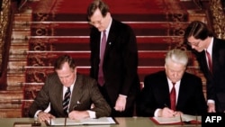 El presidente de Estados Unidos George H. W. Bush firma junto a Boris Yeltsin tratadado START II para armas contra armas nucleares.