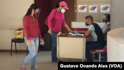 Una venezolana vota en las elecciones regionales del 21 de noviembre de 2021 en un centro de votación de Maracaibo, estado Zulia. El rector principal del poder electoral, Enrique Márquez, renunció a su cargo este martes.