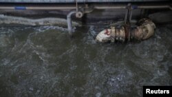 Air limbah di dalam fasilitas Central Marin Sanitation Agency di San Rafael, California, AS, 29 Maret 2023. (REUTERS/Nathan Frandino)