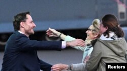 이란에 억류됐던 벨기에 구호 활동가 올리비에 판데카스테일러(왼쪽) 씨가 26일 브뤼셀 멜스부르크 군사 기지에 도착해 마중 나온 가족과 재회하고 있다.