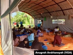 51 orang etnis Rohingya saat berada di tenda penampungan sementara di Desa Kwala Langkat, Kecamatan Tanjung Pura, Kabupaten Langkat, Sumatra Utara. Kamis 23 Mei 2024. (VOA/Anugrah Andriansyah)