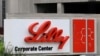 Logo dari perusahaan farmasi Eli Lilly & Co. terlihat di luar markas perusahaan tersebut di Indianapolis pada 26 April 2017. (Foto: AP/Darron Cummings)