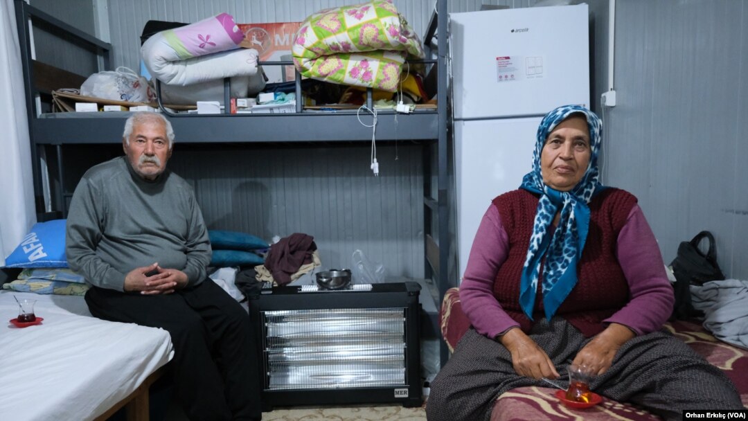 Geçen yılki 6 Şubat depreminin ardından konteynerda yaşamaya başlayan Hatice Ümmühan ve Hüseyin Parıldar çifti, VOA Türkçe'ye konuştu.