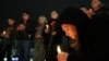 2024年3月22日，在克里米亚辛菲罗波尔市中心，人们献上鲜花，点燃蜡烛，纪念莫斯科音乐会枪击事件的受害者 .(法新社）