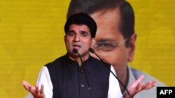 আম আদমি পার্টি (AAP) এর ইসুদান গাধভি আহমেদাবাদে আসন্ন বিধানসভা নির্বাচনের আগে গুজরাটে দলের মুখ্যমন্ত্রী পদপ্রার্থী হিসাবে নাম ঘোষণা করার পর কথা বলছেন। ৪ নভেম্বর, ২০২২। (ছবি SAM PANTHAKY / AFP)