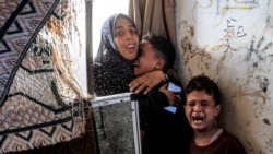 Reaksi anak-anak yang berlindung di sekolah yang dikelola oleh badan PBB, UNRWA) di tengah pengeboman oleh Israel, di Al-Nuseirat, di Jalur Gaza tengah, Sabtu, 6 Juli 2024. (Foto: Eyad Baba/AFP)