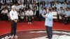 Calon presiden Prabowo Subianto (kanan) menanggapi pertanyaan calon presiden Ganjar Pranowo (kiri) dalam debat pertama Capres 2024 yang diadakan oleh KPU pada Selasa (12/12) di Jakarta. (VOA/Indra Yoga) 