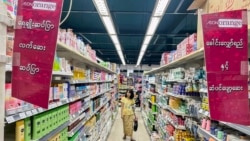Seorang pembeli berjalan menyusuri lorong di supermarket Aeon Orange di Yangon, 1 Juli 2024. Pihak berwenang Myanmar menangkap eksekutif Jepang yang bekerja untuk raksasa ritel Aeon, atas tuduhan menjual beras dengan harga yang terlalu tinggi. (AFP)