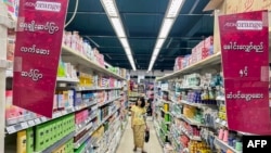 Seorang pembeli berjalan menyusuri lorong di supermarket Aeon Orange di Yangon, 1 Juli 2024. Pihak berwenang Myanmar menangkap eksekutif Jepang yang bekerja untuk raksasa ritel Aeon, atas tuduhan menjual beras dengan harga yang terlalu tinggi. (AFP)