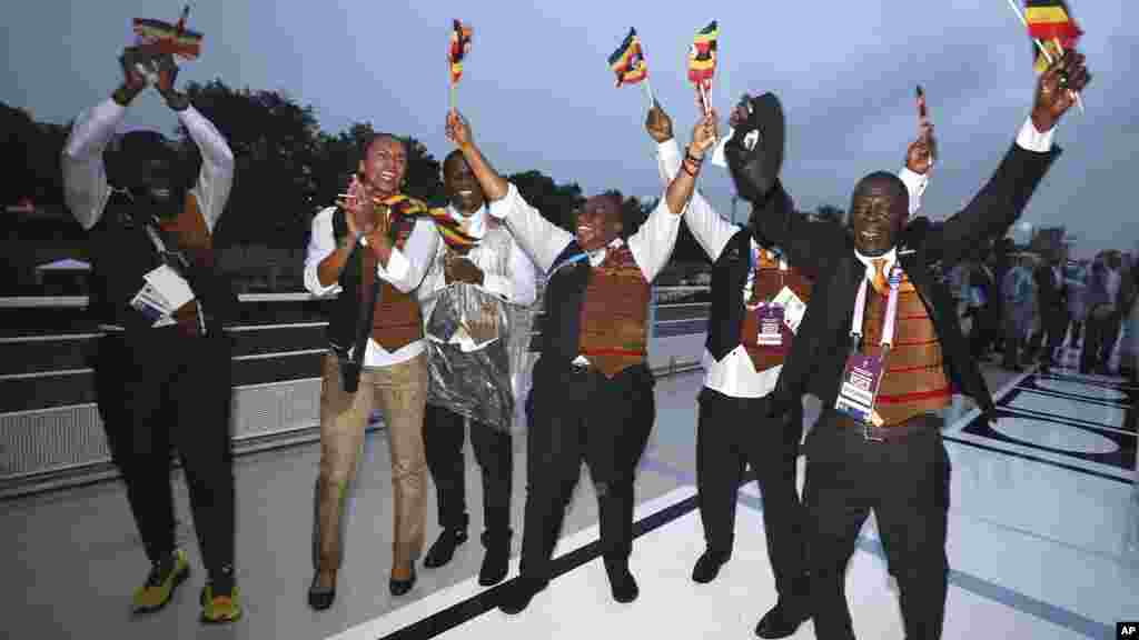 Atlet Tim Uganda menari di atas perahu saat upacara pembukaan Olimpiade Musim Panas 2024, 26 Juli 2024 di Paris.(Foto: Hannah Peters/Pool Photo via AP)