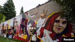 Граффити с лицами белорусских политзаключенных в Варшаве, 25 июля 2023 года