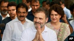 Pemimpin partai oposisi India Rahul Gandhi menyapa awak media setibanya di markas besar partai di New Delhi, India, 4 Agustus 2023. (AP)