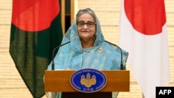 বাংলাদেশের প্রধানমন্ত্রী শেখ হাসিনা জাপানের প্রধানমন্ত্রীর সাথে টোকিওতে তার সরকারি বাসভবনে এক যৌথ সংবাদ সম্মেলনে কথা বলছেন। ২৬ এপ্রিল, ২০২৩। (ছবি: কিমিমাসা মায়ামা/পুল/এএফপি)