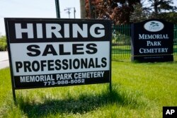 Iklan lowongan kerja di tempat pemakaman Skokie, Illinois, 10 Mei 2023.