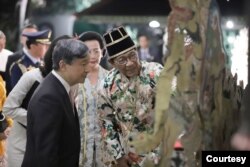 Sri Sultan HB X menerangkan koleksi wayang keraton ke Kaisar Naruhito. (Foto media pool Humas Jogja)