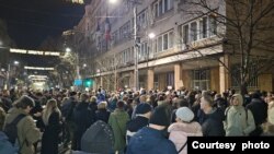 Građani u protestu ispred sedišta Republičke izborne komisije, u zgradi stare Skupštine Srbije, u centru Beograda, dan nakon održanih izbora, 19. decembra 2023. (Foto: FoNet)