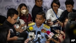 资料照：菲律宾海岸警卫队南中国海事务发言人塔里拉(Jay Tarriela)在中国海警船对菲方补给船发射水炮事件后举行的记者会上对记者讲话。（2023年8月7日）