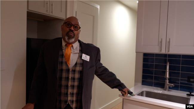 Daryl Wright enseña del modelo de uno de los apartamentos que ofrece la organización SOME a personas sin hogar