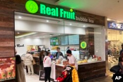 Toko Real Fruit Bubble Tea di pusat perbelanjaan Westfield Garden State Plaza, Paramus, New Jersey, 17 Desember 2022. (AP Photo/Ted Shaffrey)