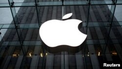 Logo Applea na zgradi prodavnice u New Yorku (Foto: REUTERS/Mike Segar)