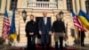 조 바이든(가운데) 미국 대통령이 20일 우크라이나 수도 크이우(러시아명 키예프)를 방문해 볼로디미르 젤렌스키(오른쪽) 우크라이나 대통령, 부인 올레나 젤렌스카 여사와 기념촬영하고 있다.