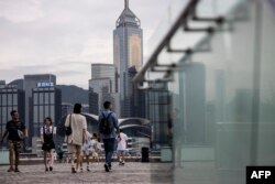 Suasana di sepanjang kawasan pejalan kaki di sebelah pelabuhan Victoria di Hong Kong, 31 Agustus 2023, sehari sebelum datangnya Topan Saola. (ISAAC LAWRENCE / AFP)