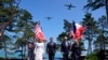 美国总统拜登和夫人与法国总统马克龙和夫人在法国诺曼底出席诺曼底海滩登陆80周年纪念活动。（2024年6月6日）