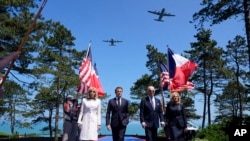 美國總統拜登和夫人與法國總統馬克龍和夫人在法國諾曼第出席諾曼第海灘登陸80週年紀念活動。（2024年6月6日）