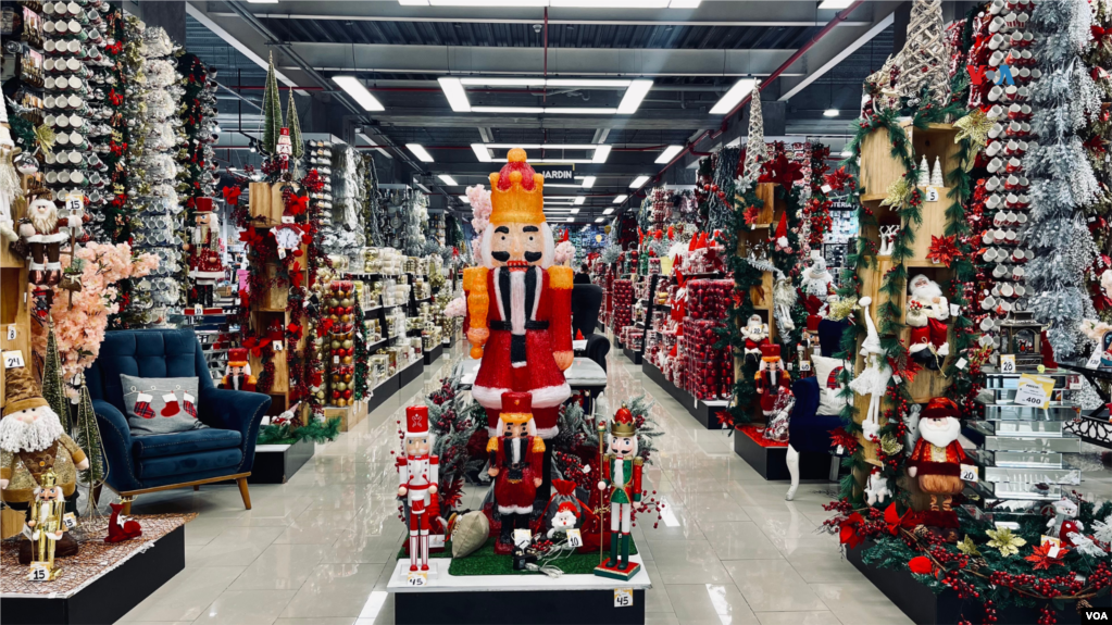 En tiendas por departamentos  como Mango Bajito la llegada de la Navidad fue en agosto. Un empleado consultado por la VOA comentó que pese a la premura la gente ya comenzó a comprar. 