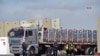 Un camión con ayuda humanitaria para Gaza ingresa al estacionamiento del cruce de Kerem Shalom, en Israel.