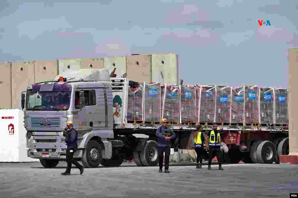 Un camión con ayuda humanitaria para Gaza ingresa al estacionamiento del cruce de Kerem Shalom, en Israel.