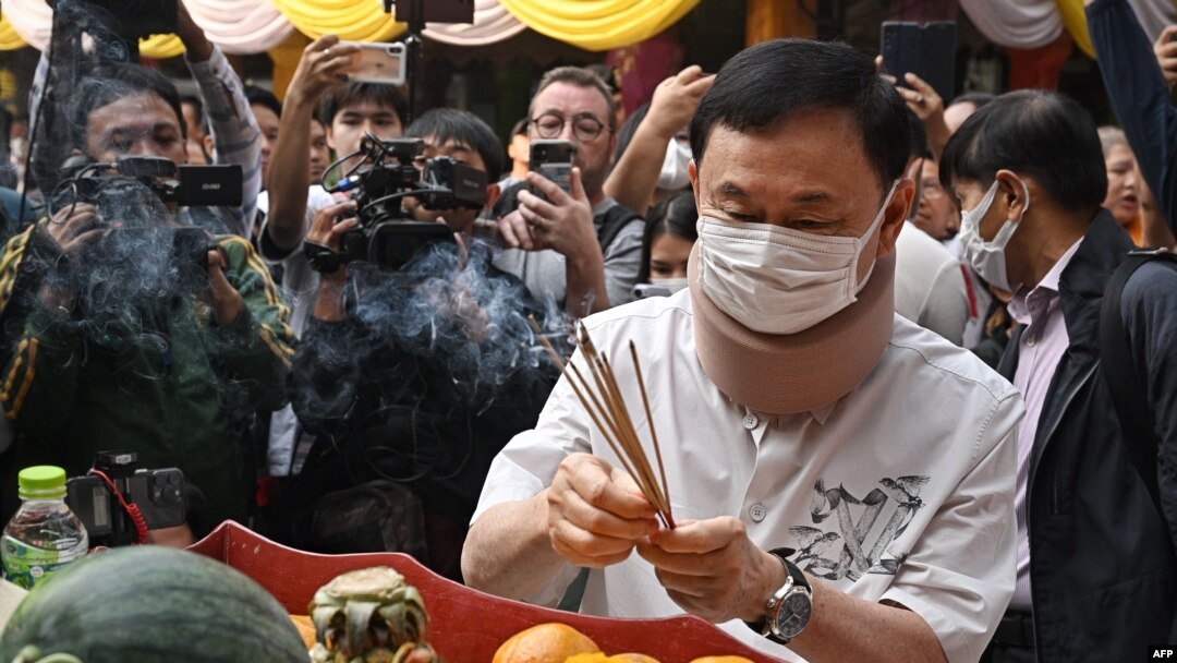 Mantan perdana menteri Thailand Thaksin Shinawatra memberikan penghormatan di kuil Buddha Wat Phra That Doi Suthep di Chiang Mai, 15 Maret 2024. (Lillian SUWANRUMPHA / AFP)