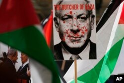 Poster Perdana Menteri Israel Benjamin Netanyahu saat unjuk rasa pro-Palestina di Sydney, Sabtu, 21 Oktober 2023. (Foto: AP/Rick Rycroft)