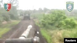 Ukrajinske snage u Makarivki u Ukrajini na fotografiji napravljenoj od video snimka objavljenog na društvenim mrežama, 13. juna 2023.