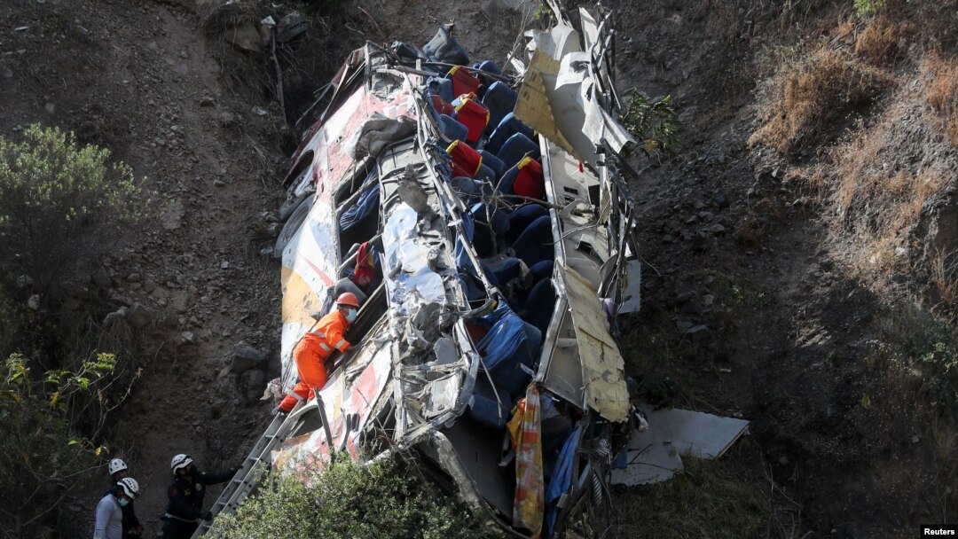 ARCHIVO - Los trabajadores de rescate revisan un autobús después de que se estrelló, en Matucana, Perú, el 31 de agosto de 2021. 